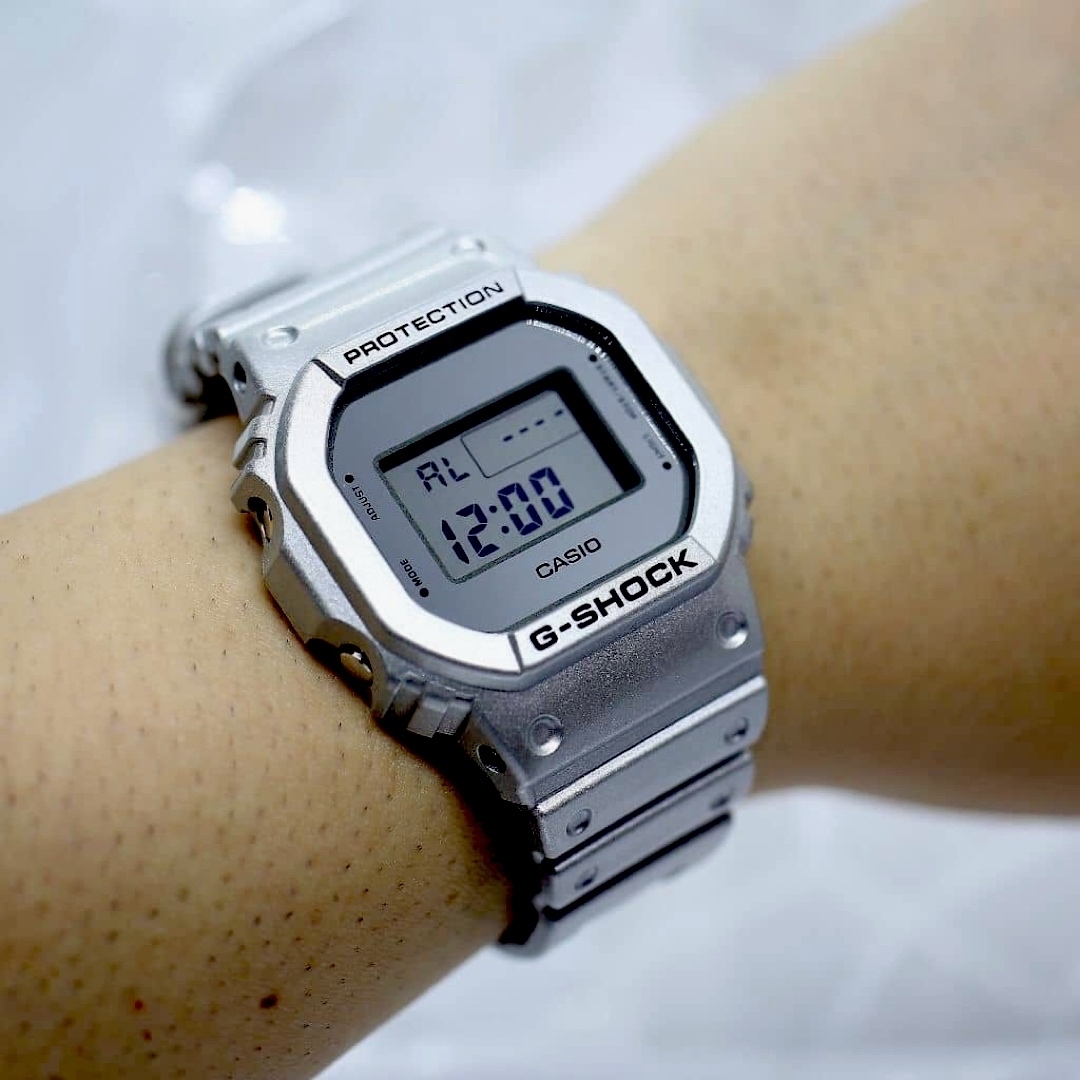 CASIO(カシオ)のカシオ　デジタル腕時計　G-SHOCK  新品　シルバーメタリックモデル メンズの時計(腕時計(デジタル))の商品写真