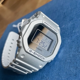 カシオ(CASIO)のカシオ　デジタル腕時計　G-SHOCK  新品　シルバーメタリックモデル(腕時計(デジタル))