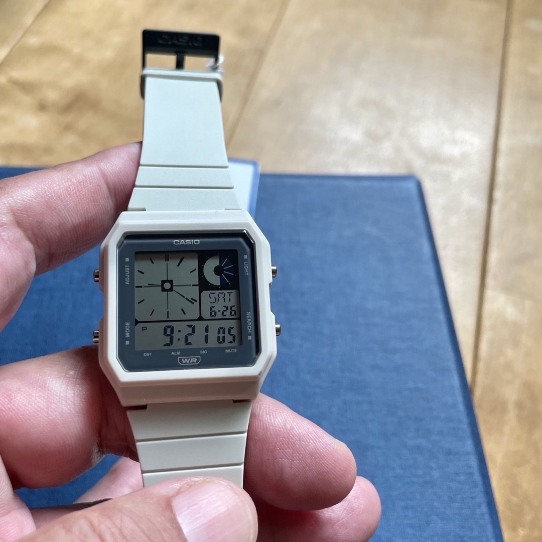 CASIO(カシオ)のカシオ　デジタル腕時計　新品　ワールドタイム　日常防水　レトロ　希少カラーモデル メンズの時計(腕時計(デジタル))の商品写真