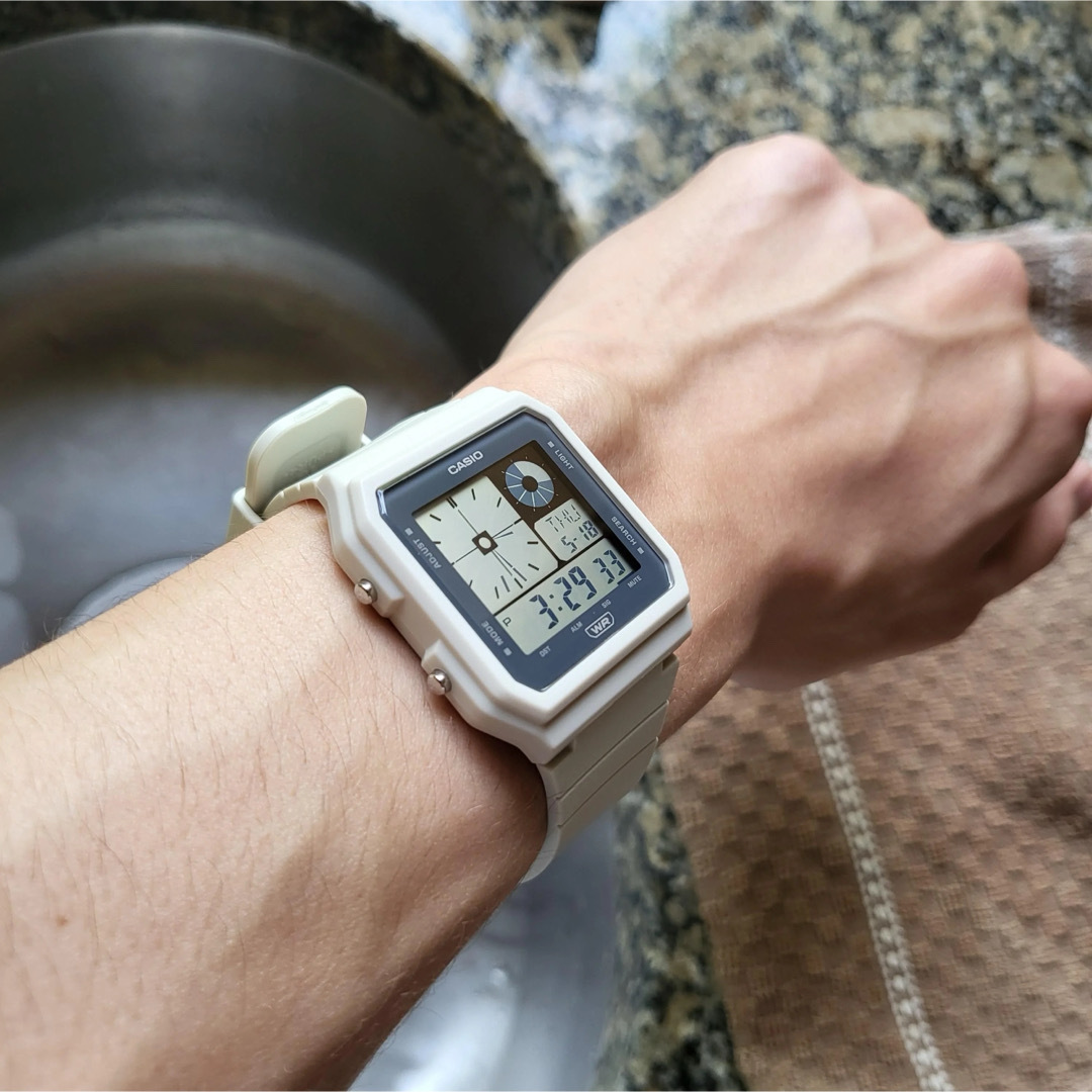 CASIO(カシオ)のカシオ　デジタル腕時計　新品　ワールドタイム　日常防水　レトロ　希少カラーモデル メンズの時計(腕時計(デジタル))の商品写真