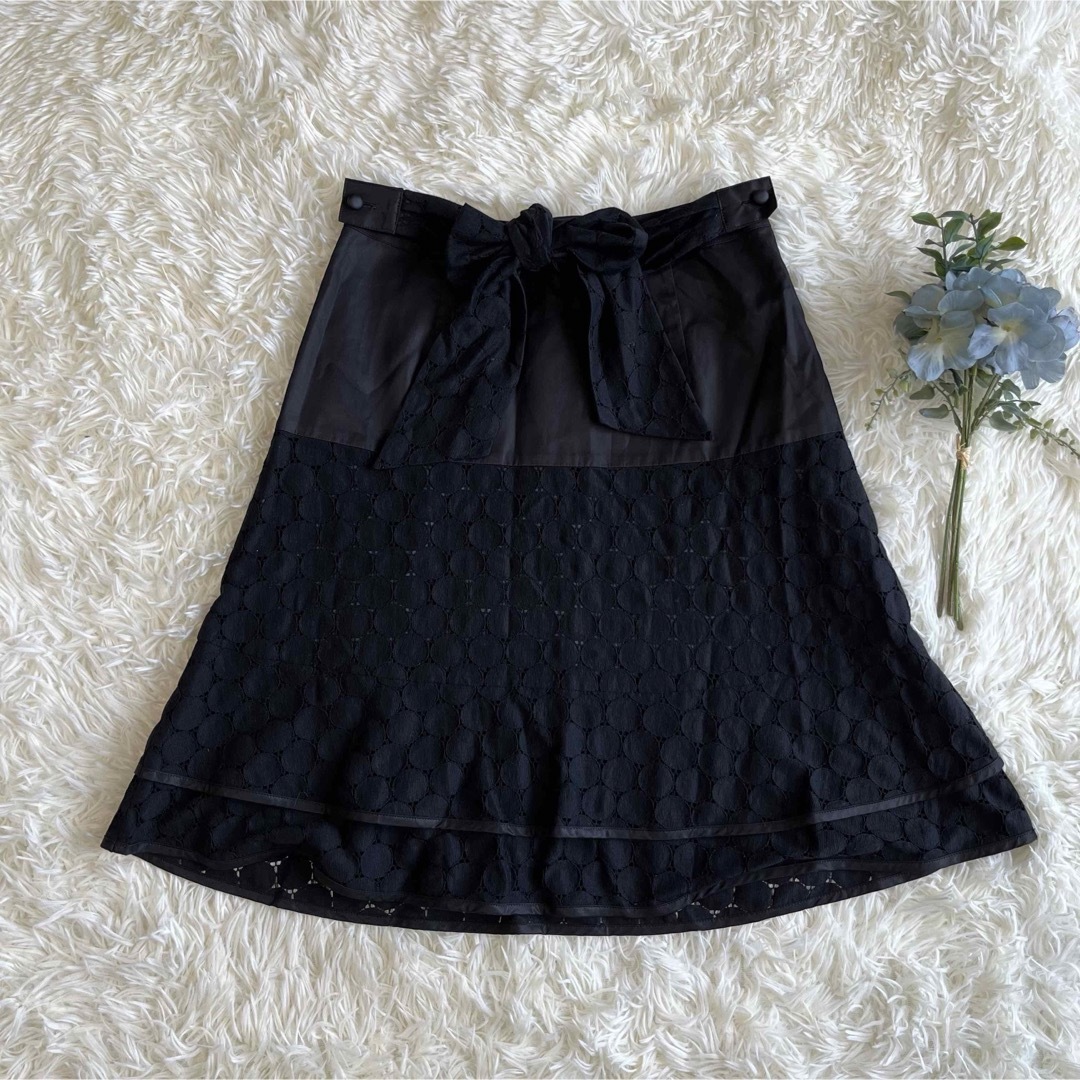 TO BE CHIC(トゥービーシック)のTO BE CHIC リボンレースフレアスカート　ブラック　大きいサイズ　40 レディースのスカート(ひざ丈スカート)の商品写真