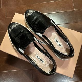 ミュウミュウ(miumiu)のミュウミュウ　miumiu 靴　スリッポン　パンプス　ローファー　ハイブランド(スリッポン/モカシン)