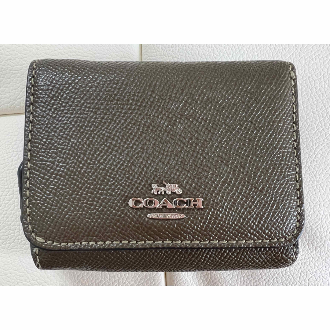 COACH(コーチ)の美品　COACH  コーチ　三つ折り財布　カーキ レディースのファッション小物(財布)の商品写真