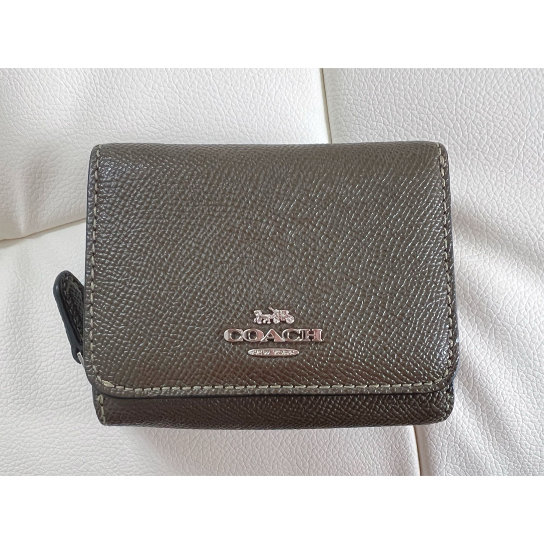 COACH(コーチ)の美品　COACH  コーチ　三つ折り財布　カーキ レディースのファッション小物(財布)の商品写真