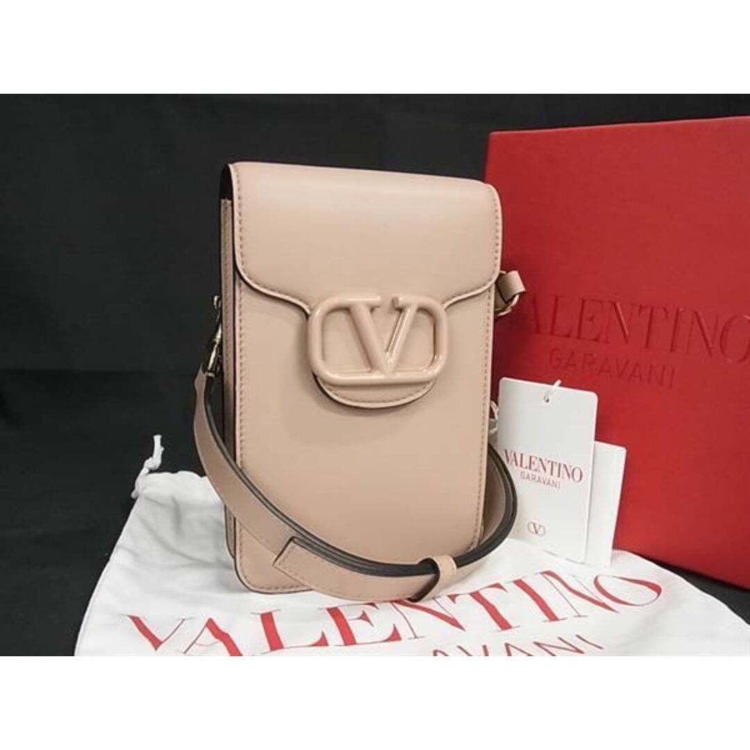 valentino garavani(ヴァレンティノガラヴァーニ)の■新品■未使用■ VALENTINO GARAVANI ヴァレンティノ ガラヴァーニ レザー クロスボディ ショルダーバッグ ピンクベージュ系 AZ0608  レディースのアクセサリー(その他)の商品写真