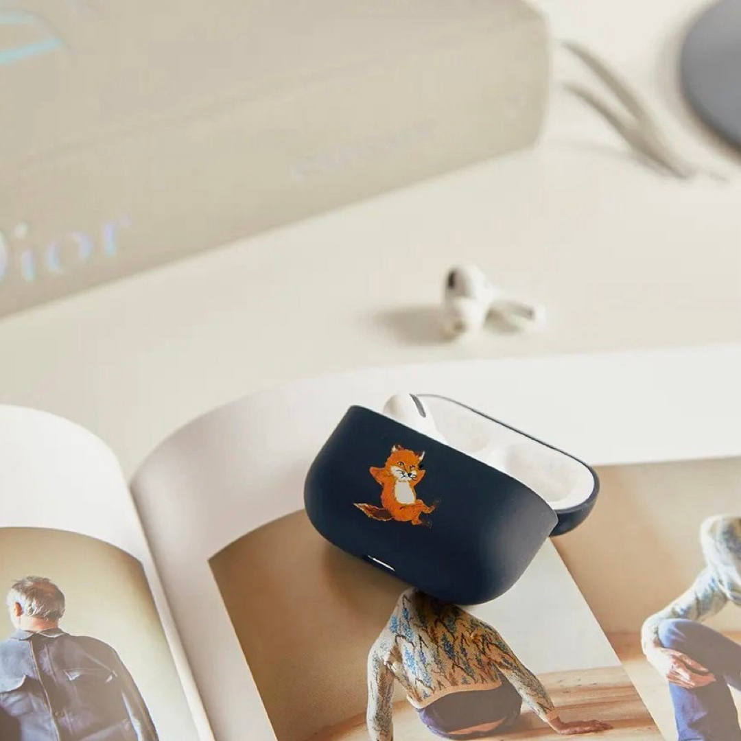 MAISON KITSUNE'(メゾンキツネ)のメゾンキツネ Chillax Fox AirPods Pro ケース スマホ/家電/カメラのスマホアクセサリー(モバイルケース/カバー)の商品写真