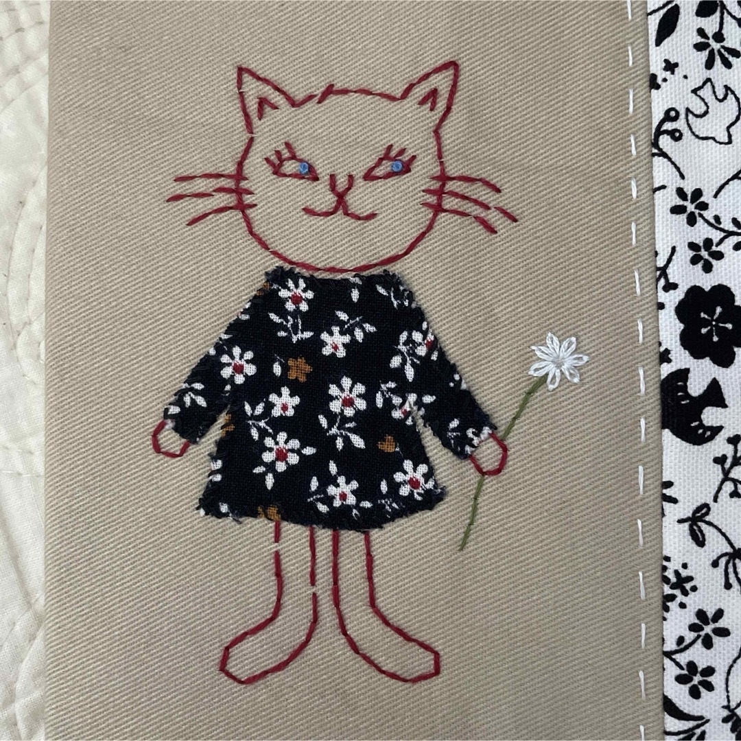 ブックカバー　ハンドメイド　文庫本サイズ  　刺繍　ネコちゃん ハンドメイドの文具/ステーショナリー(ブックカバー)の商品写真