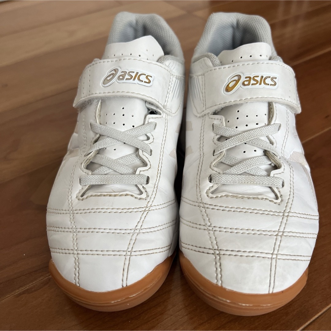 asics(アシックス)のサッカージュニアシューズ室内用 20.5cm スポーツ/アウトドアのサッカー/フットサル(シューズ)の商品写真