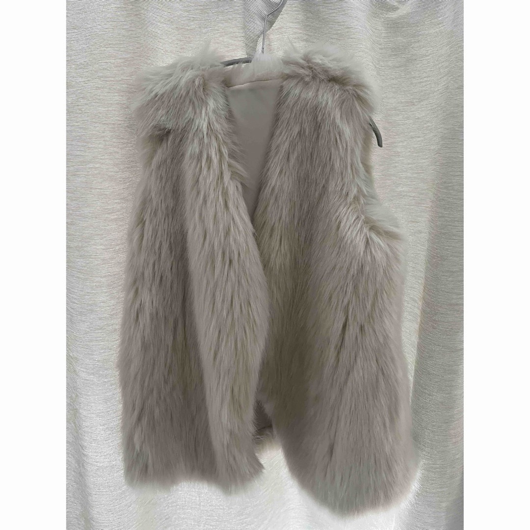 BIRTHDAY BASH(バースデーバッシュ)のbirthdaybash VEGAN FUR GILET IVORY レディースのトップス(ベスト/ジレ)の商品写真