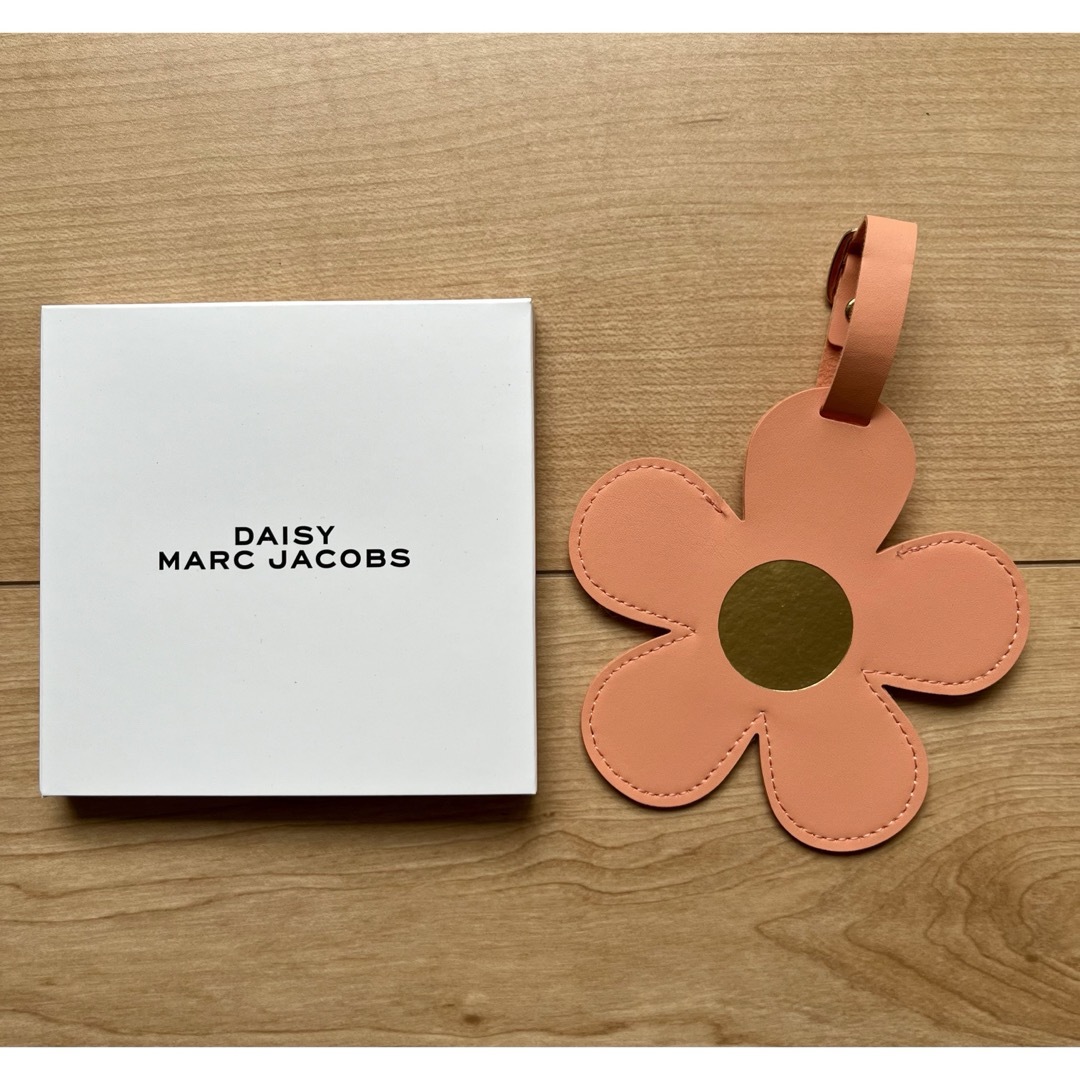 MARC JACOBS(マークジェイコブス)の【新品未使用】マークジェイコブス DAISY ネームタグ レディースのファッション小物(キーホルダー)の商品写真