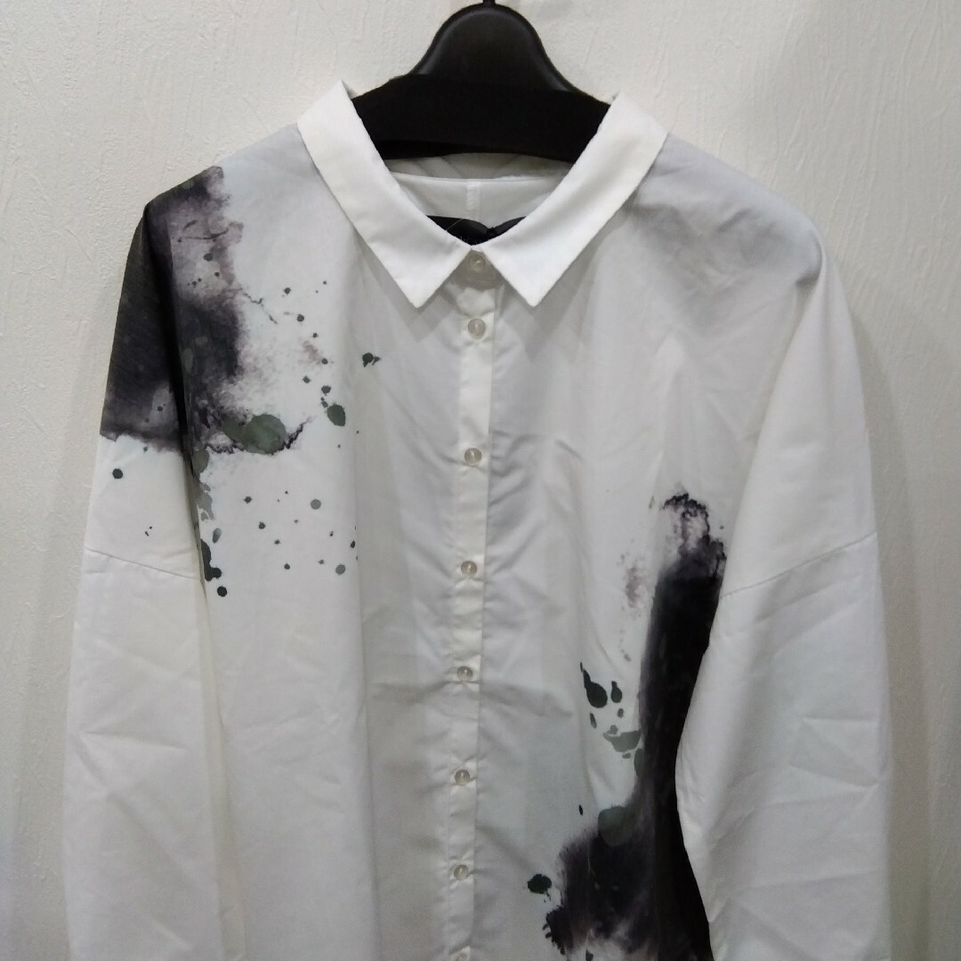 osharewalker(オシャレウォーカー)の新品・kOhAKU（オシャレウォーカー）・ペイント風デザインシャツ レディースのトップス(シャツ/ブラウス(長袖/七分))の商品写真