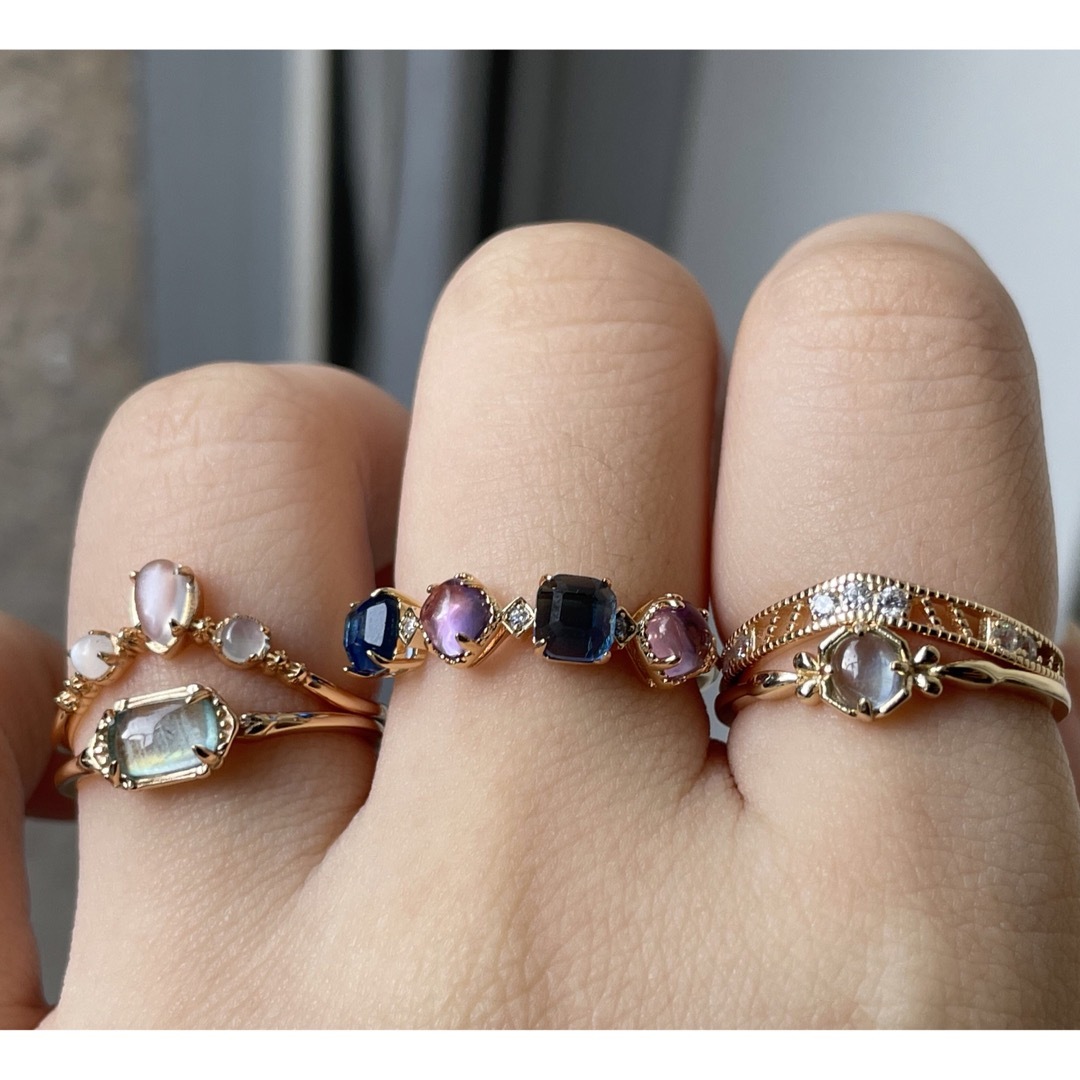 Vラインのドロップモチーフリング　指輪　ムーライト石　月光石　重ね付け　繊細 レディースのアクセサリー(リング(指輪))の商品写真