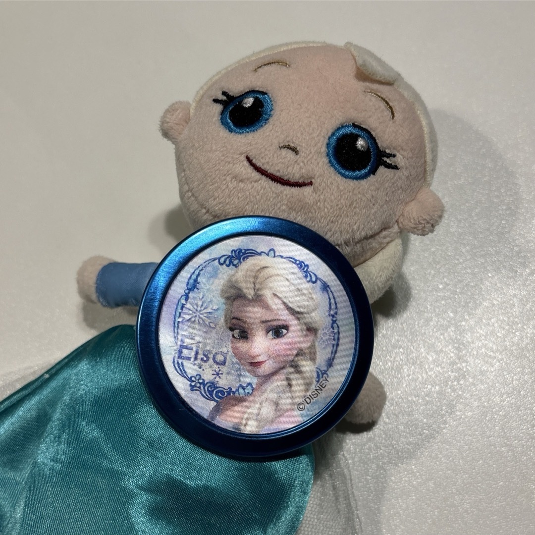 アナと雪の女王(アナトユキノジョオウ)のアナ雪　エルサの人形と缶バッチ キッズ/ベビー/マタニティのおもちゃ(ぬいぐるみ/人形)の商品写真