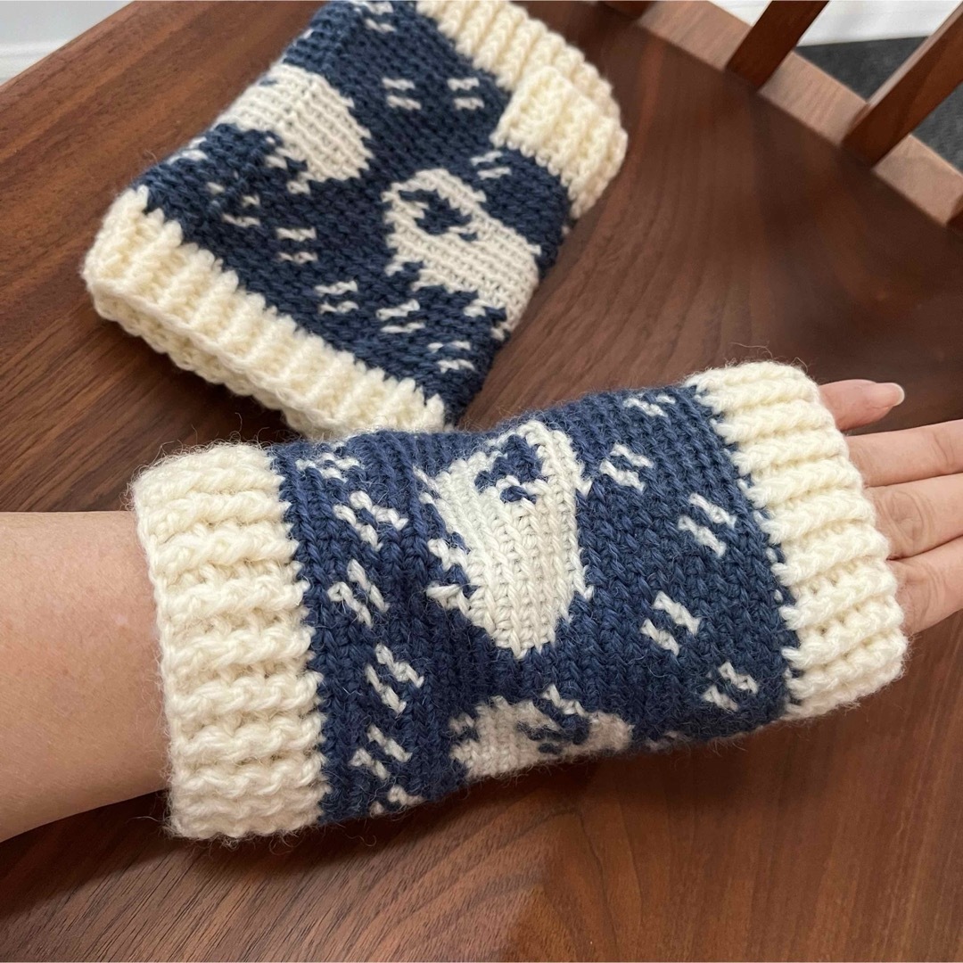 手編みのハンドウォーマー ハンドメイドのファッション小物(手袋)の商品写真
