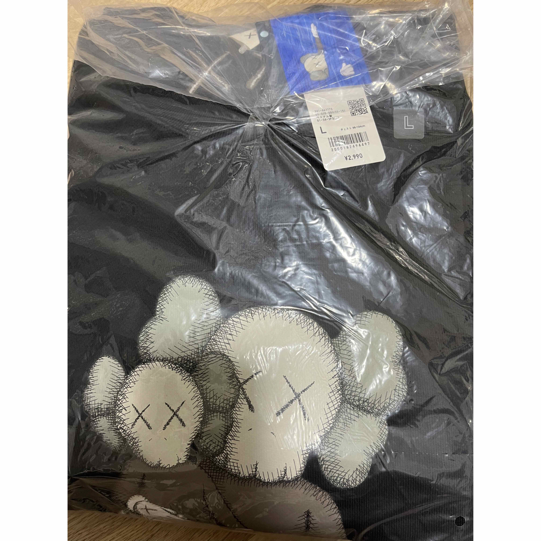 UNIQLO(ユニクロ)のKAWS × UNIQLO スウェットシャツ 長袖 ブラック　オフホワイト メンズのトップス(スウェット)の商品写真