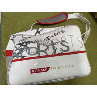 コナミ(KONAMI)のKONAMIスポーツバック赤　エナメル　ショルダーバッグ(ショルダーバッグ)