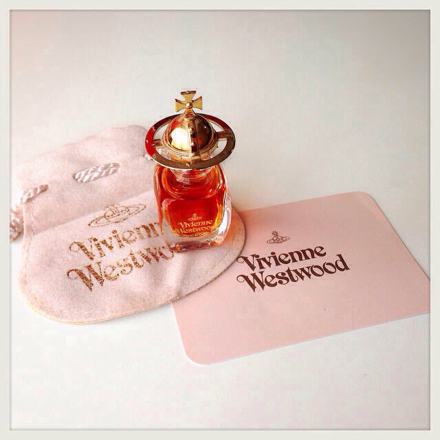 Vivienne Westwood(ヴィヴィアンウエストウッド)のヴィヴィアン ブドワール ミニ5ml コスメ/美容の香水(香水(女性用))の商品写真