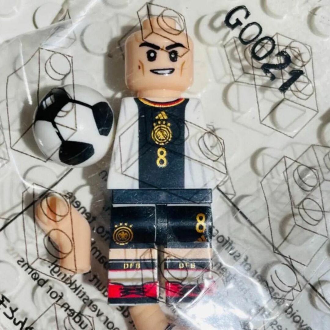 8体セットLEGO互換W杯カップサッカーAネイマール メッシ ロナウド ベンゼマ エンタメ/ホビーのフィギュア(スポーツ)の商品写真