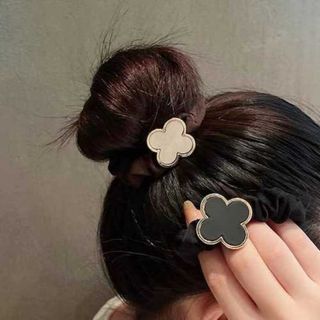 （ベージュ×クローバー）シュシュ ヘアゴム レディース モチーフ アクセサリー(ヘアゴム/シュシュ)