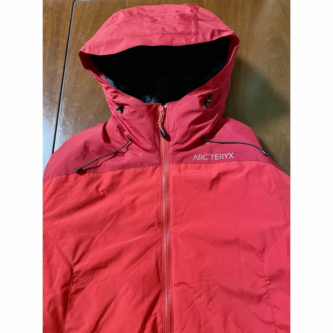 ARC'TERYX(アークテリクス)のアークテリクス　fission LT Hoody Crimson レディースのジャケット/アウター(ダウンジャケット)の商品写真