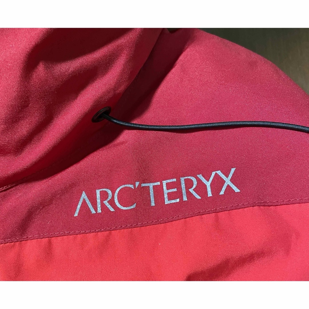 ARC'TERYX(アークテリクス)のアークテリクス　fission LT Hoody Crimson レディースのジャケット/アウター(ダウンジャケット)の商品写真