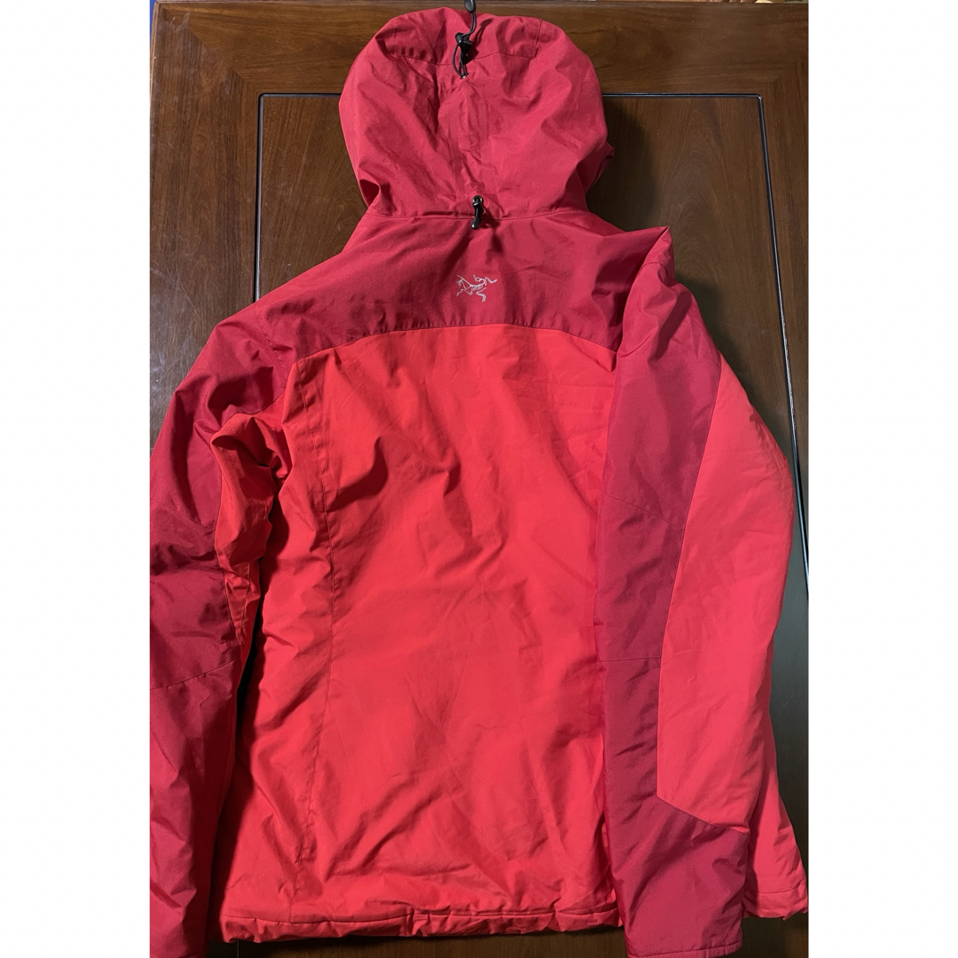 ARC'TERYX(アークテリクス)のアークテリクス　fission LT Hoody Crimson レディースのジャケット/アウター(ダウンジャケット)の商品写真