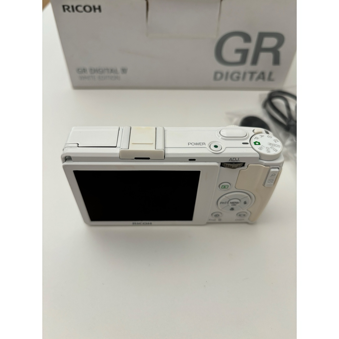 RICOH(リコー)の希少GR Ⅳ 使用頻度少 ホワイトエディション RICOH White  スマホ/家電/カメラのカメラ(コンパクトデジタルカメラ)の商品写真