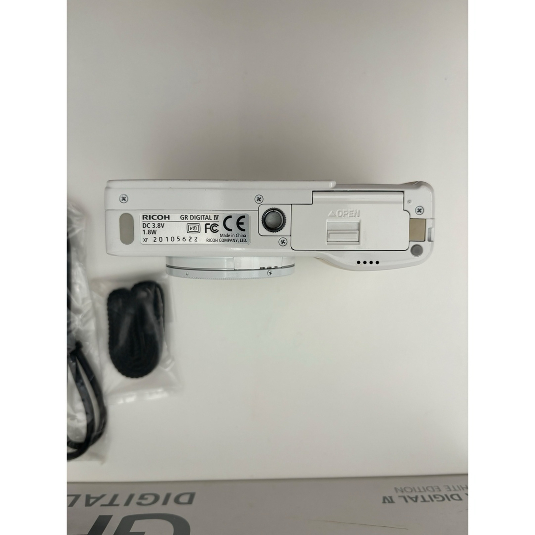 RICOH(リコー)の希少GR Ⅳ 使用頻度少 ホワイトエディション RICOH White  スマホ/家電/カメラのカメラ(コンパクトデジタルカメラ)の商品写真