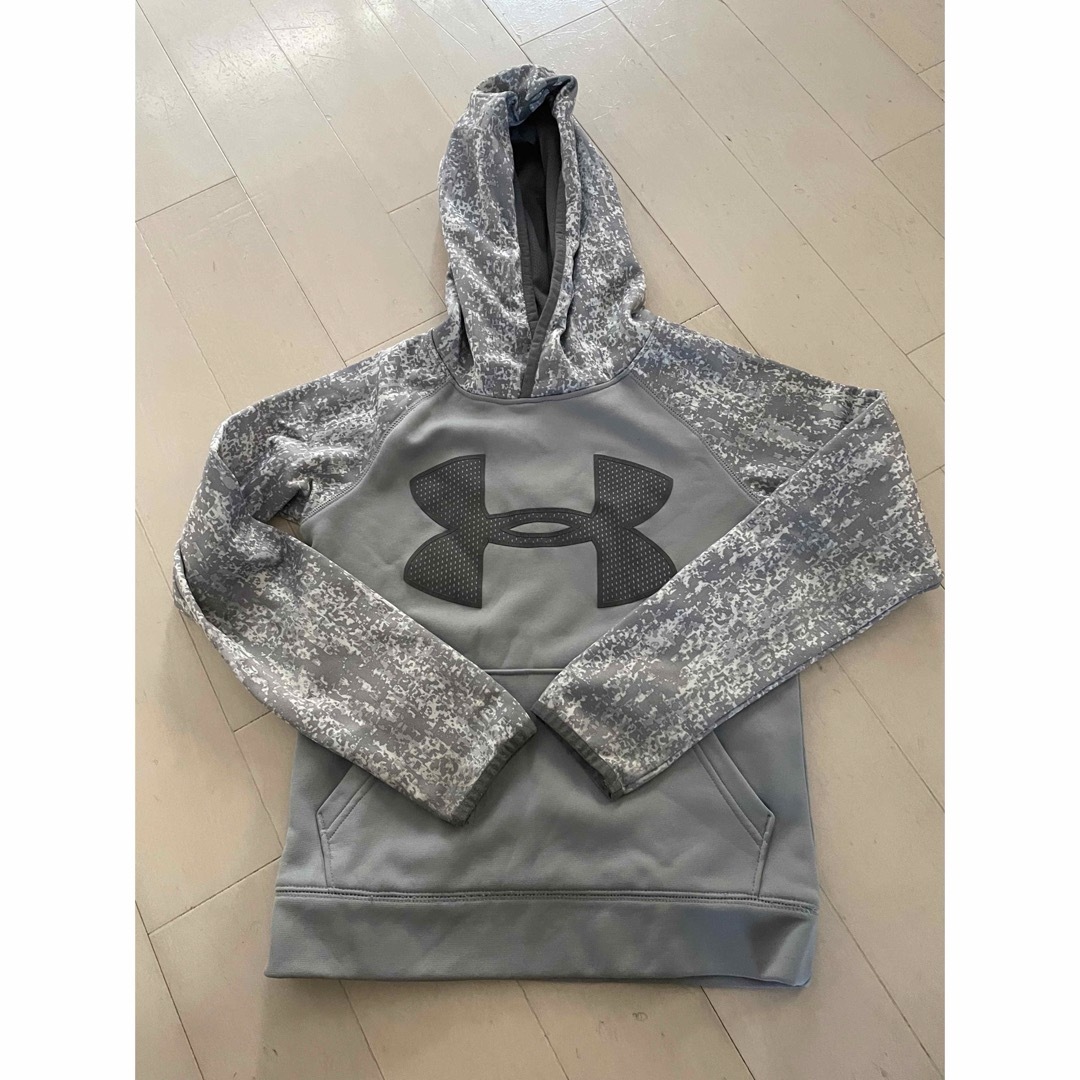 UNDER ARMOUR(アンダーアーマー)のアンダーアーマー　パーカー　130 キッズ/ベビー/マタニティのキッズ服男の子用(90cm~)(その他)の商品写真