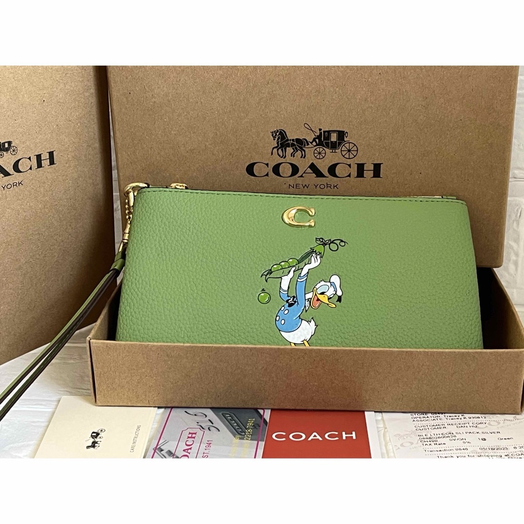 COACH(コーチ)のCOACH Disneyスモールリスレット レザーグリーンポーチ新品未使用品 レディースのバッグ(ハンドバッグ)の商品写真