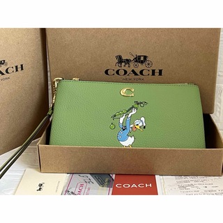 コーチ(COACH)のCOACH Disneyスモールリスレット レザーグリーンポーチ新品未使用品(ハンドバッグ)