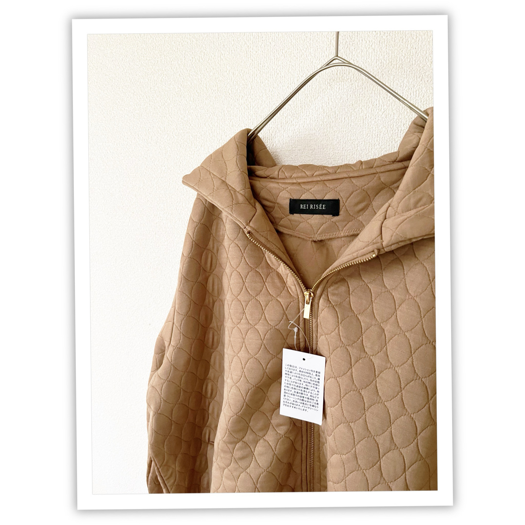 新品 コストコ購入 薄手 キルティングコート キャラメルベージュ レディースのジャケット/アウター(ロングコート)の商品写真