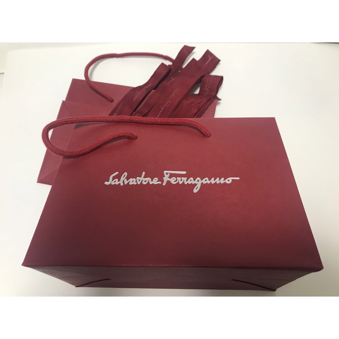 Salvatore Ferragamo(サルヴァトーレフェラガモ)の【ブランド紙袋&リボン】 フェラガモ Salvatore Ferragamo  レディースのバッグ(ショップ袋)の商品写真