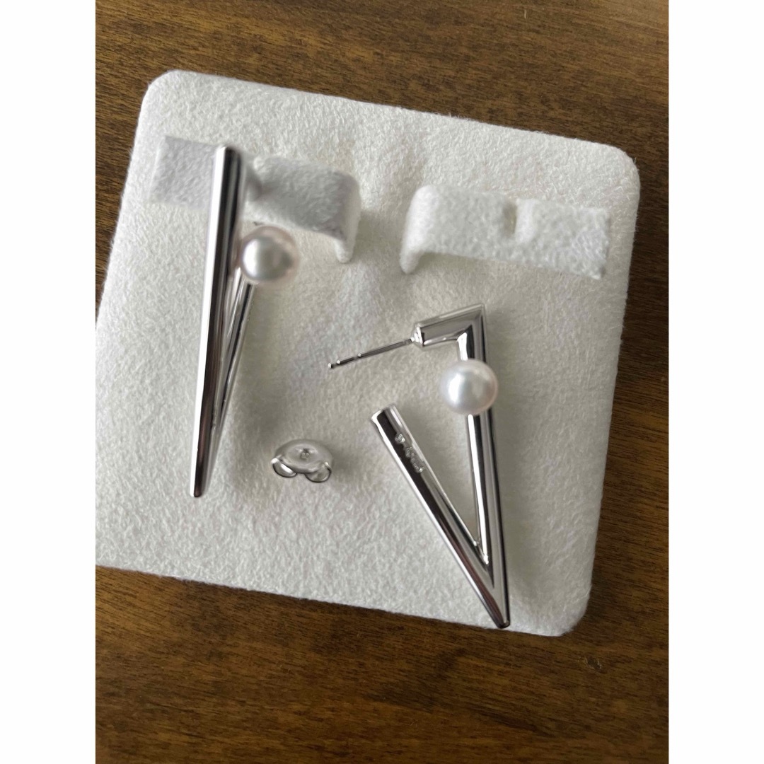 MIKIMOTO - 国内百貨店購入 ミキモト v code ピアス シルバー MIKIMOTO - 国内百貨店購入 ミキモト v code ピアス シルバー