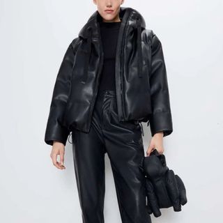 ザラ(ZARA)の【超美品】ザラパフジャケットZARAフェイクレザージャケットフードパフジャケット(ダウンジャケット)