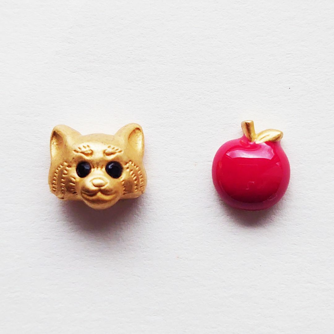 KAZA(カザ)のKAZA アライグマと林檎のピアス レディースのアクセサリー(ピアス)の商品写真