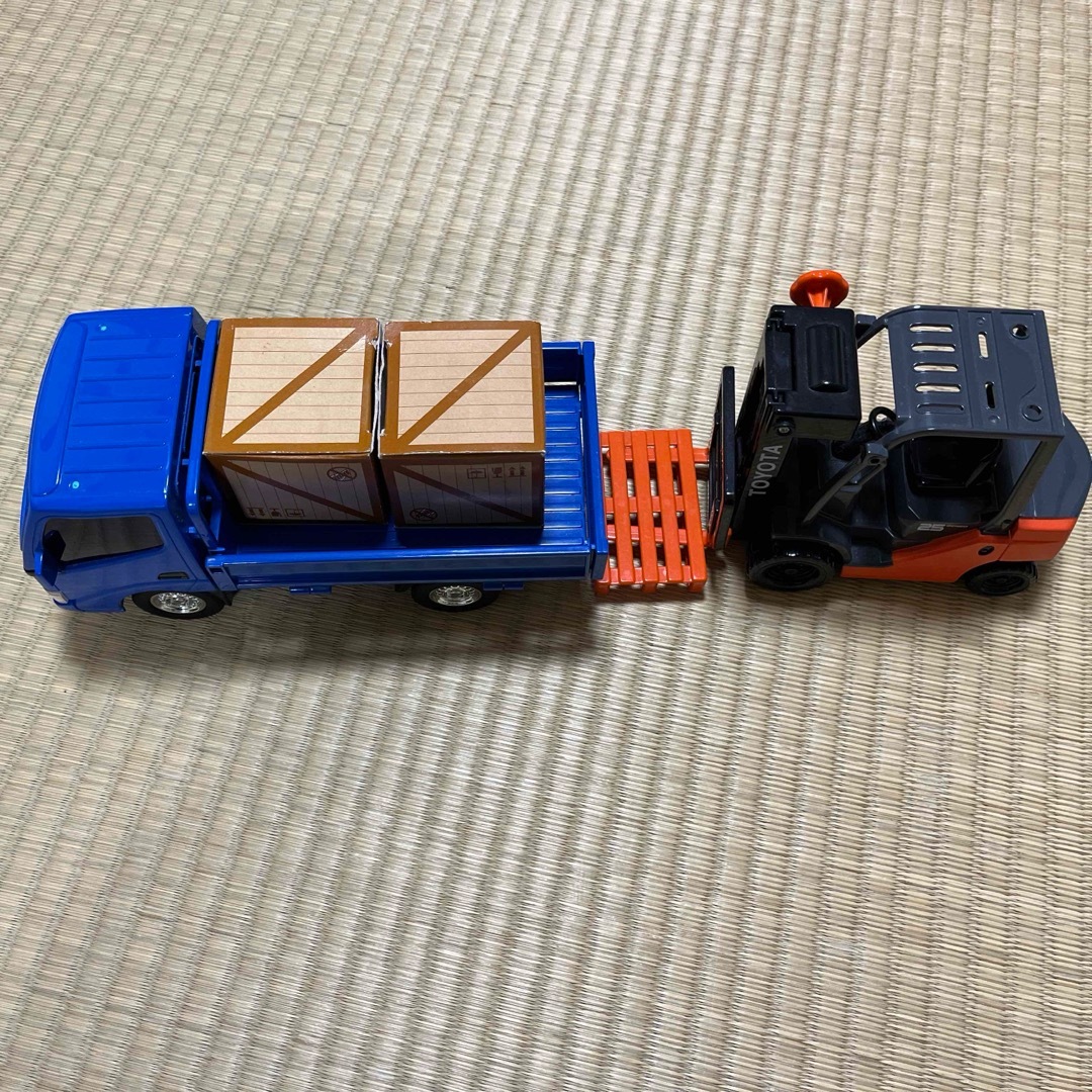 トヨタ(トヨタ)のトヨタ　トラックとフォークリフトのセット エンタメ/ホビーのおもちゃ/ぬいぐるみ(その他)の商品写真