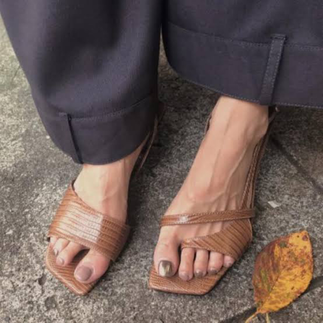 Ameri VINTAGE(アメリヴィンテージ)の【新品】AMERI ASYMMETRY THONG SANDAL レディースの靴/シューズ(サンダル)の商品写真