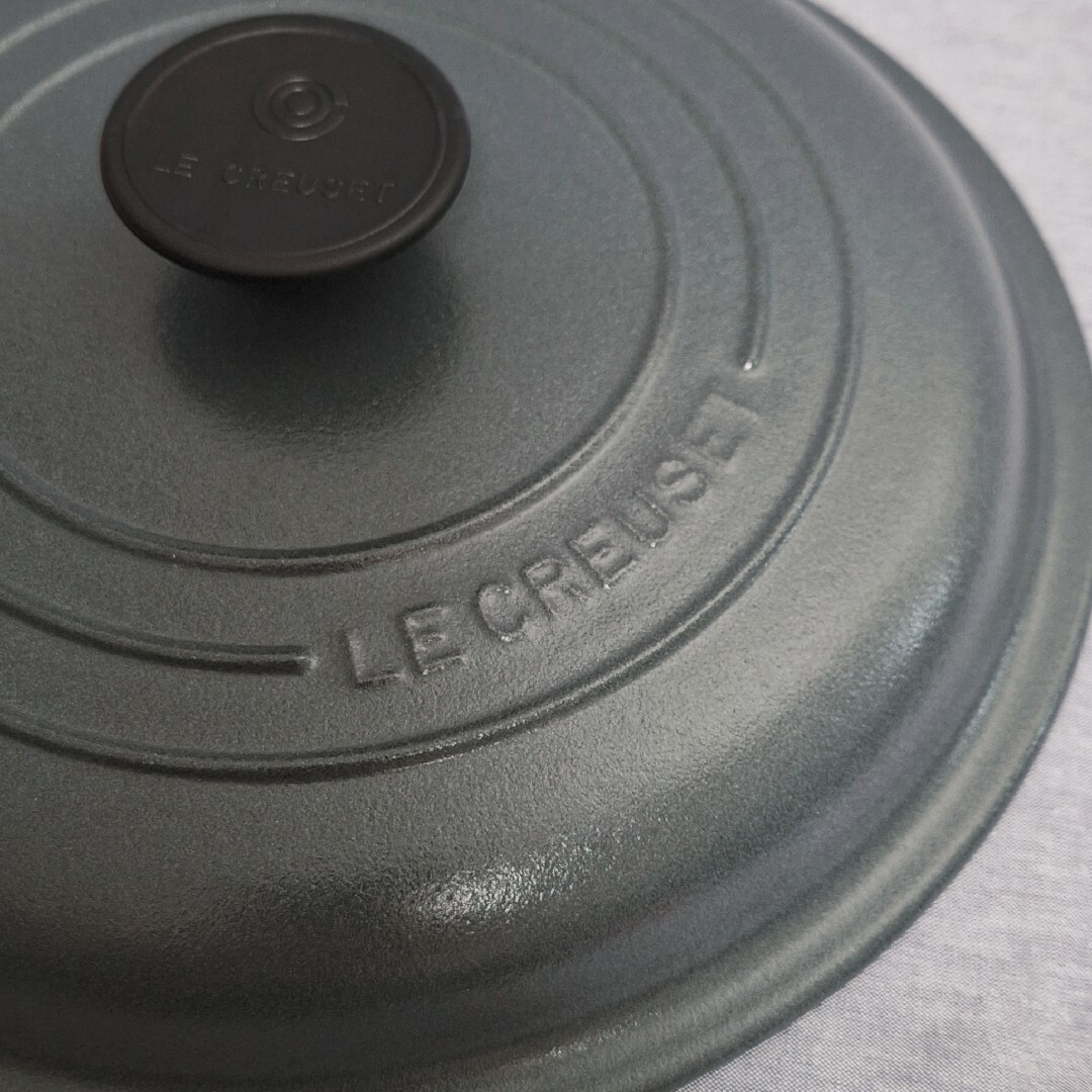 LE CREUSET(ルクルーゼ)のルクルーゼ　ビュッフェキャセロール　マットグレー　26cm インテリア/住まい/日用品のキッチン/食器(鍋/フライパン)の商品写真