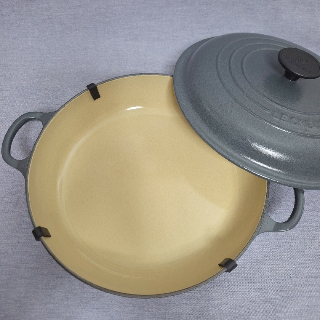 LE CREUSET(ルクルーゼ)のルクルーゼ　ビュッフェキャセロール　マットグレー　26cm インテリア/住まい/日用品のキッチン/食器(鍋/フライパン)の商品写真