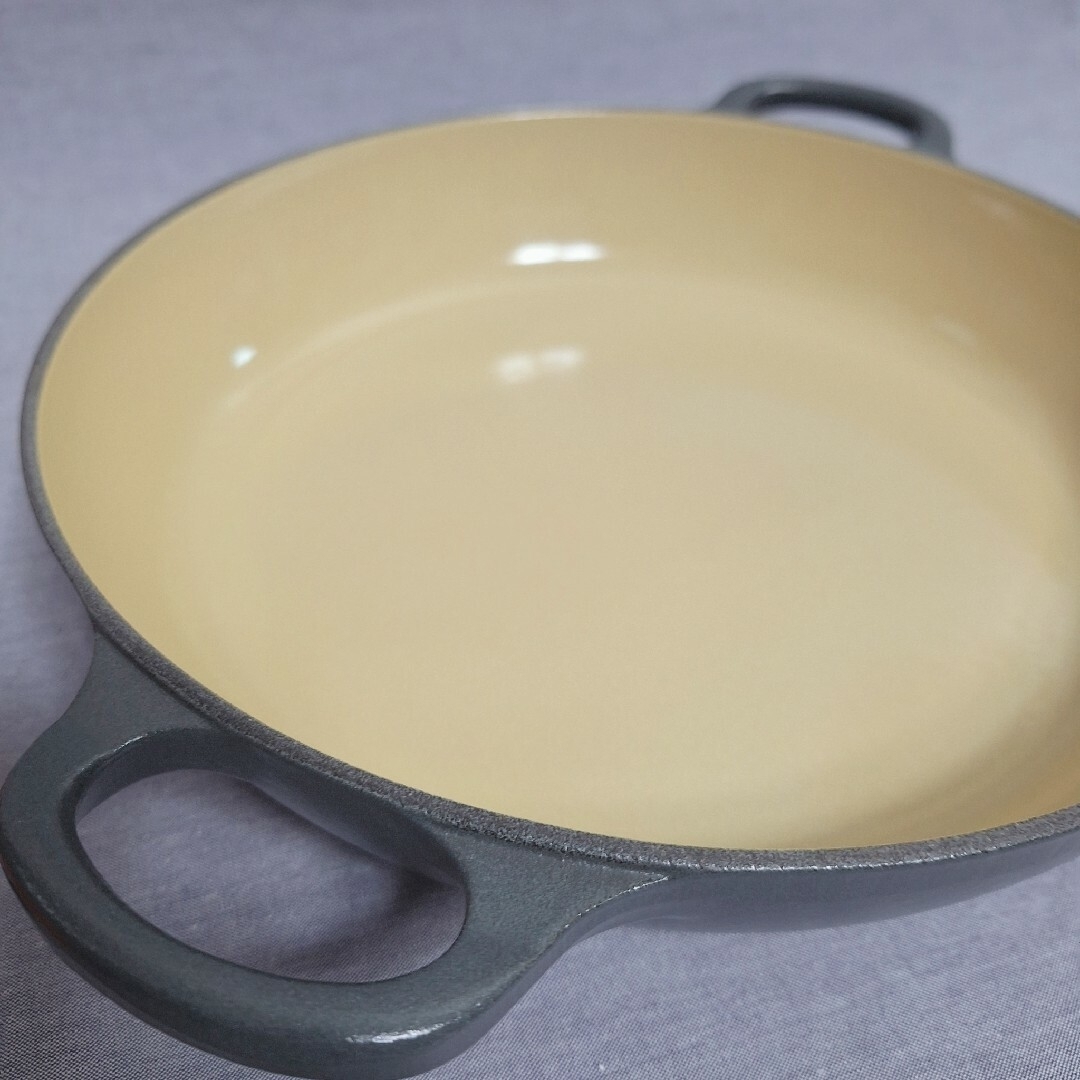 LE CREUSET(ルクルーゼ)のルクルーゼ　ビュッフェキャセロール　マットグレー　26cm インテリア/住まい/日用品のキッチン/食器(鍋/フライパン)の商品写真