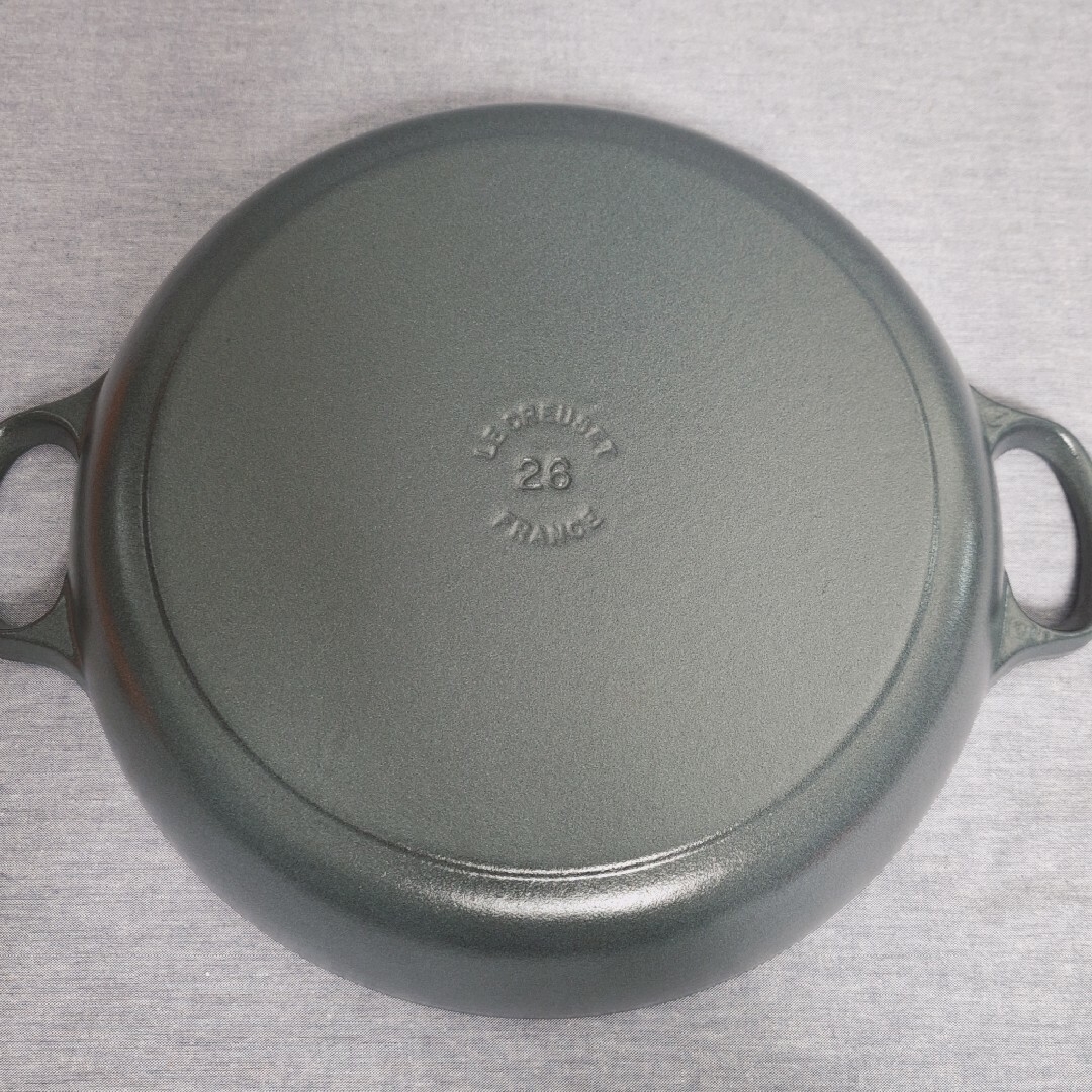 LE CREUSET(ルクルーゼ)のルクルーゼ　ビュッフェキャセロール　マットグレー　26cm インテリア/住まい/日用品のキッチン/食器(鍋/フライパン)の商品写真