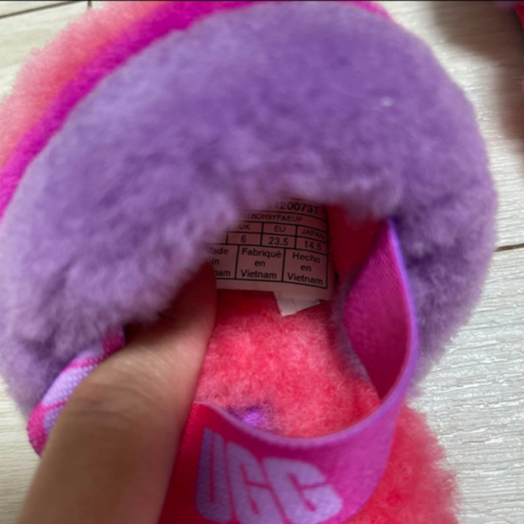 UGG(アグ)のUGG ピンク　ファーサンダル　14.5センチ キッズ/ベビー/マタニティのベビー靴/シューズ(~14cm)(サンダル)の商品写真