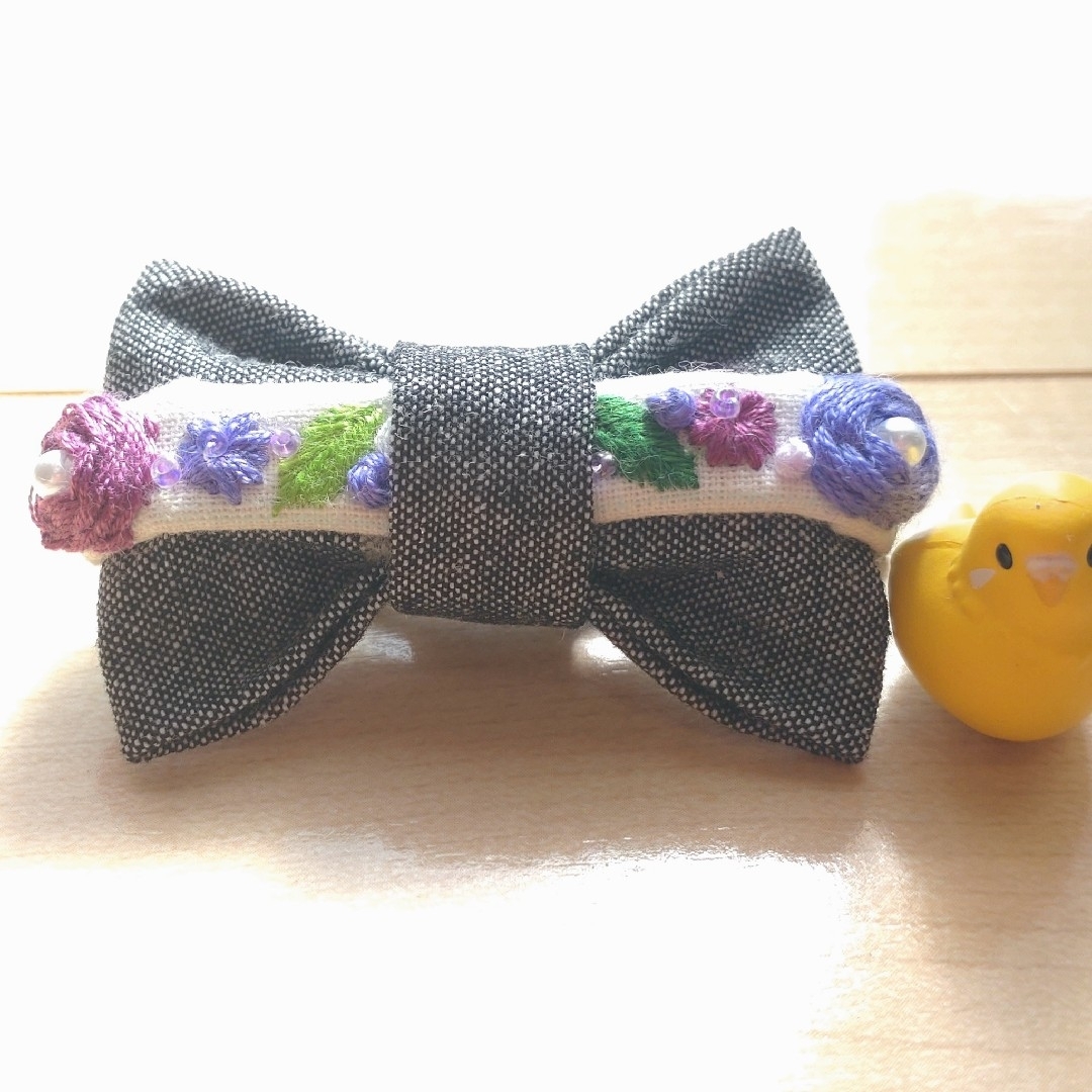 紫の薔薇の刺繍とビーズでリボンに仕立てたぱっちんピン ハンドメイドのアクセサリー(ヘアアクセサリー)の商品写真