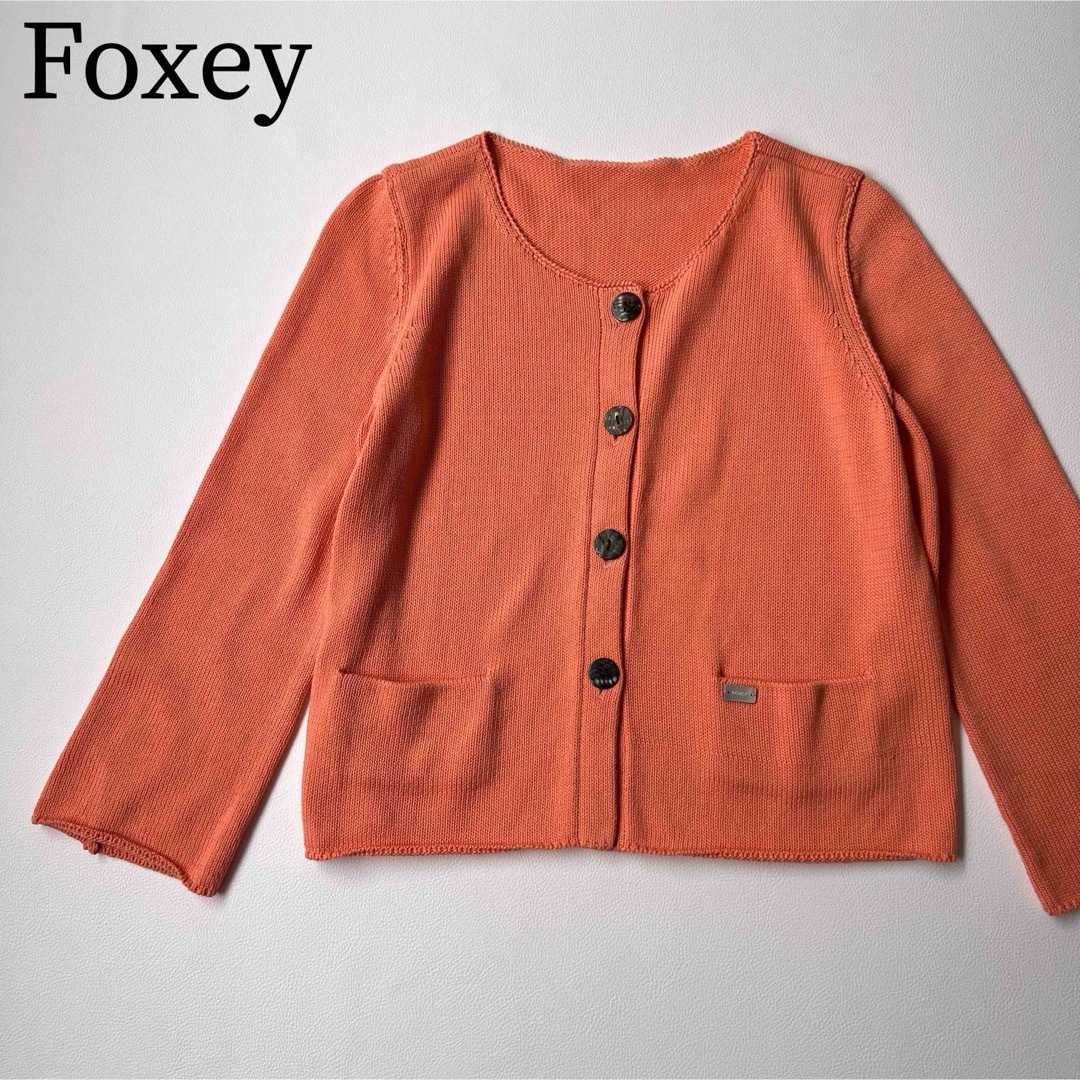 FOXEY NEW YORK(フォクシーニューヨーク)の美品　FOXEY NEWYORK フォクシー　ニットカーディガン　ロゴプレート レディースのトップス(カーディガン)の商品写真