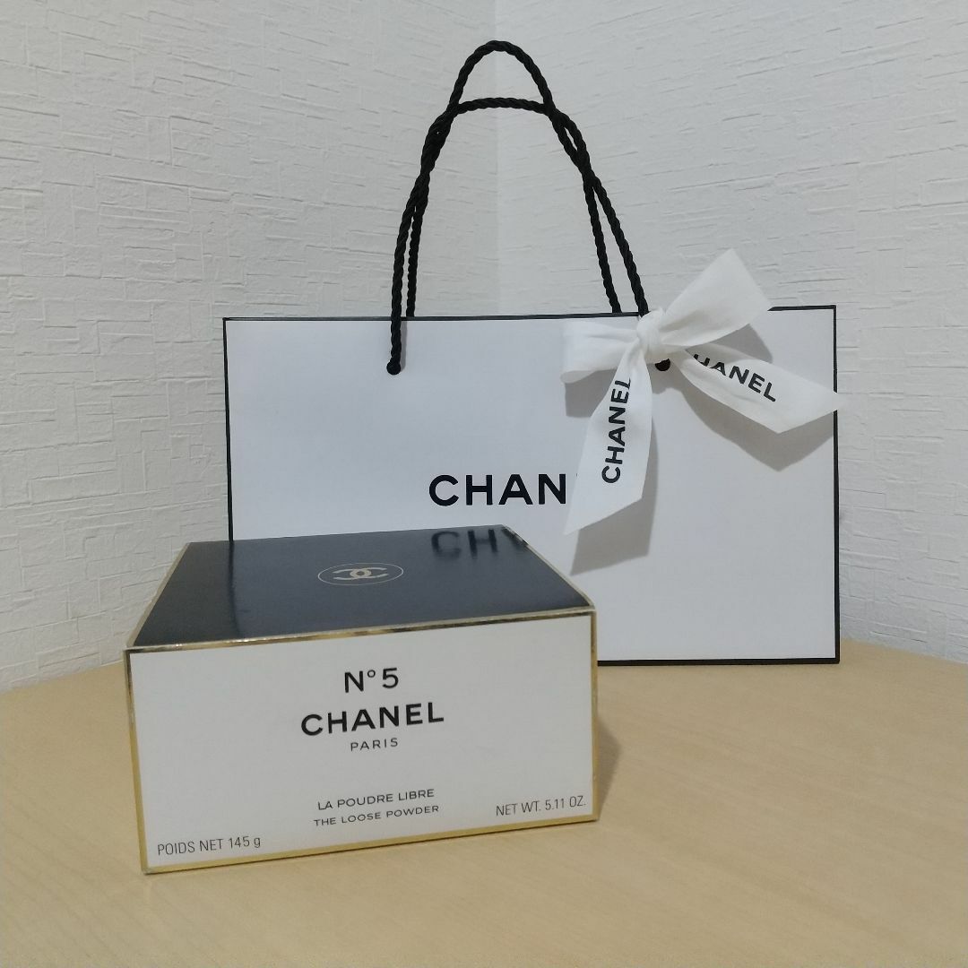 CHANEL(シャネル)のシャネル No5  ルースパウダー  145g  ボディパウダー バスパウダー コスメ/美容のボディケア(ボディパウダー)の商品写真