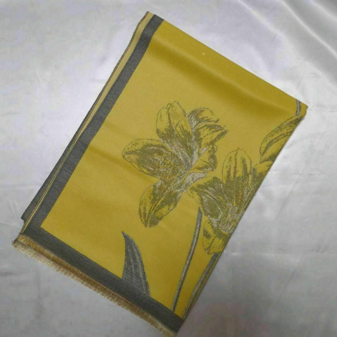 黄色　大判ストール　マフラー　ひざ掛け　花柄　ショール　イエロー　きれいめ レディースのファッション小物(マフラー/ショール)の商品写真