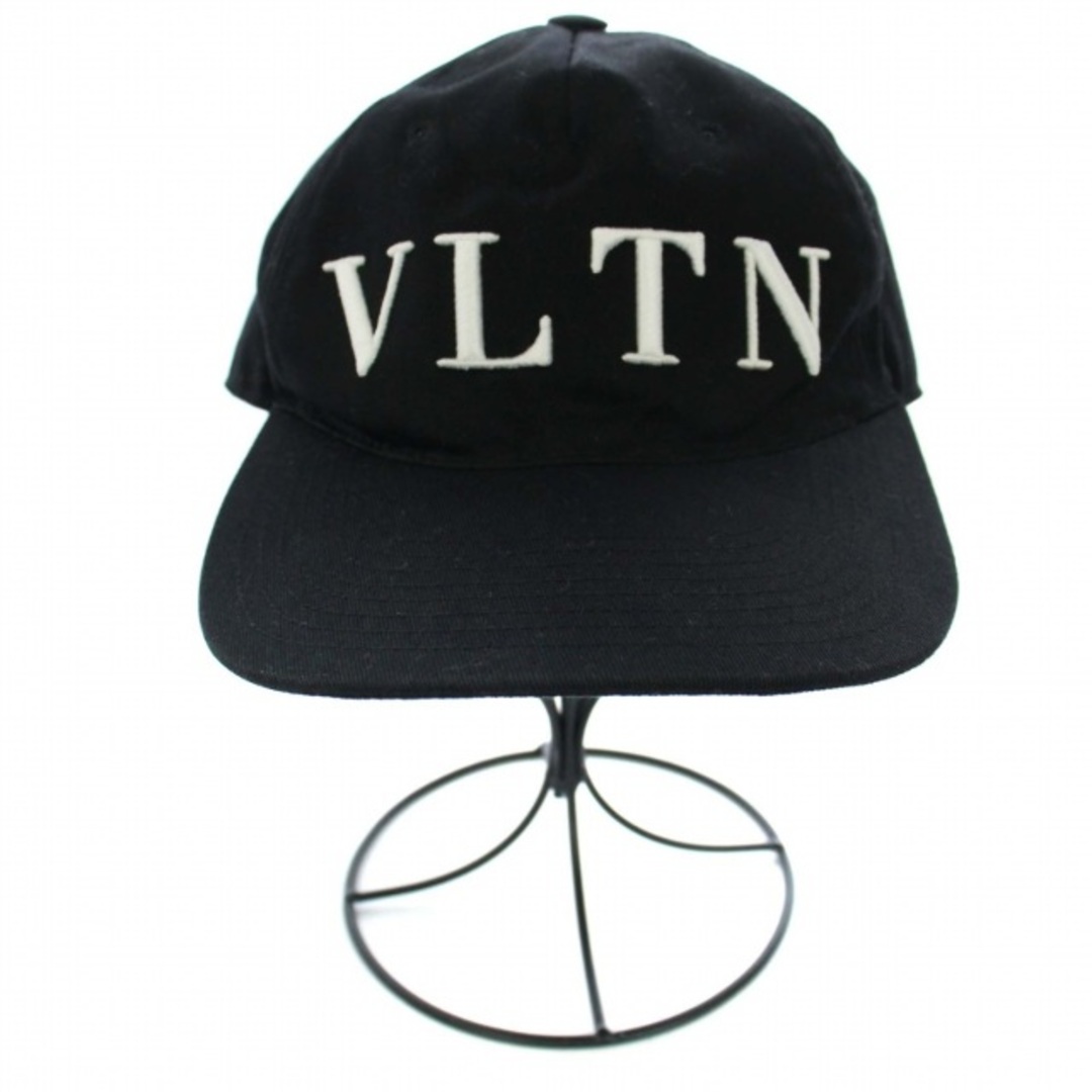 valentino garavani(ヴァレンティノガラヴァーニ)のVALENTINO GARAVANI VLTN ベースボールキャップ M 黒 白 メンズの帽子(キャップ)の商品写真