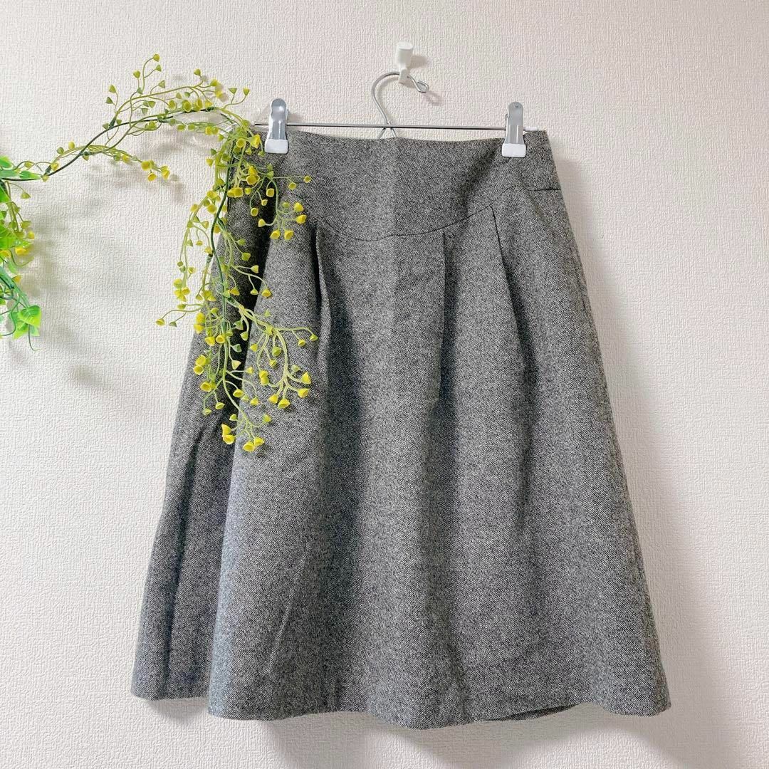 ef-de(エフデ)のef-de エフデ スカート ツイード グレー 光沢 ボタン レディースのスカート(ひざ丈スカート)の商品写真