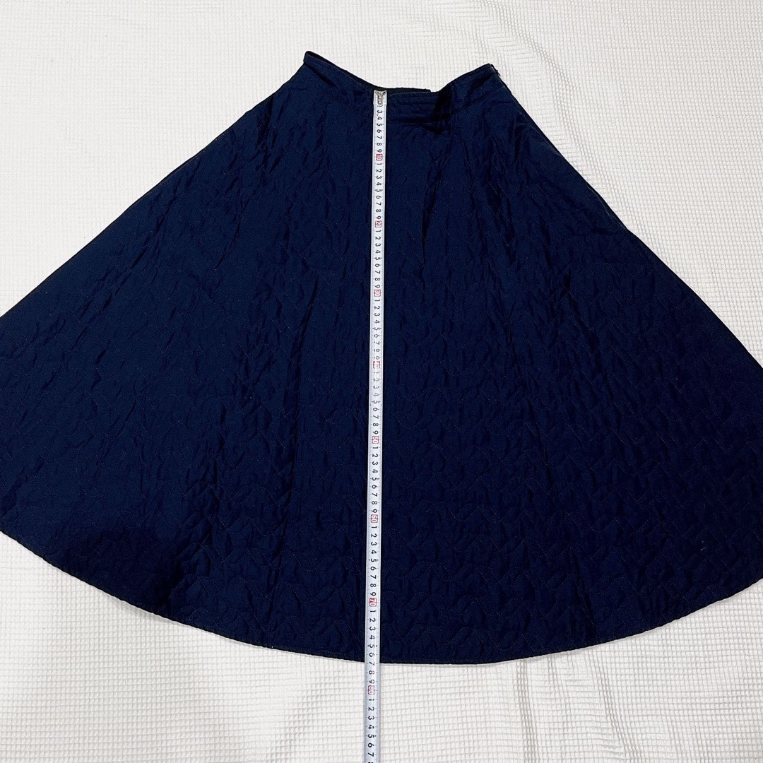J.W.ANDERSON(ジェイダブリューアンダーソン)のユニクロ×JW ANDERSON ネイビーフレアスカート　キルティング　 レディースのスカート(ロングスカート)の商品写真